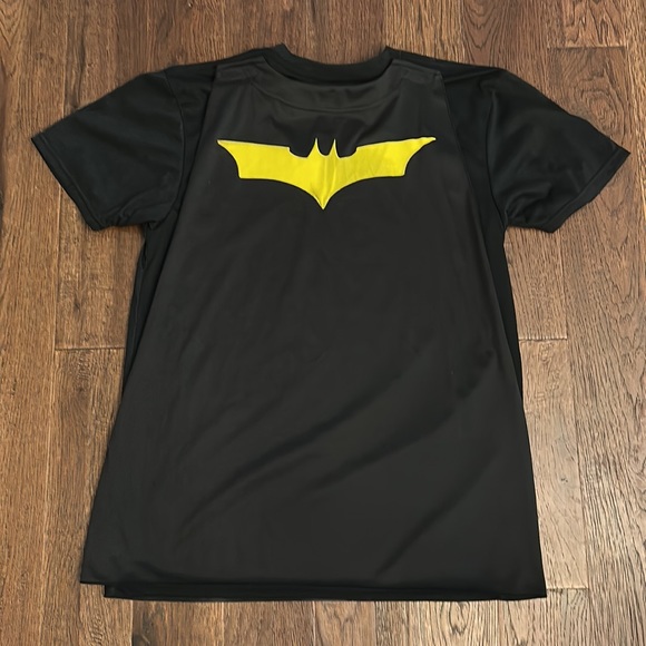 Men’s Batman Shirt with detachable cape Halloween Size M - Picture 2 of 4